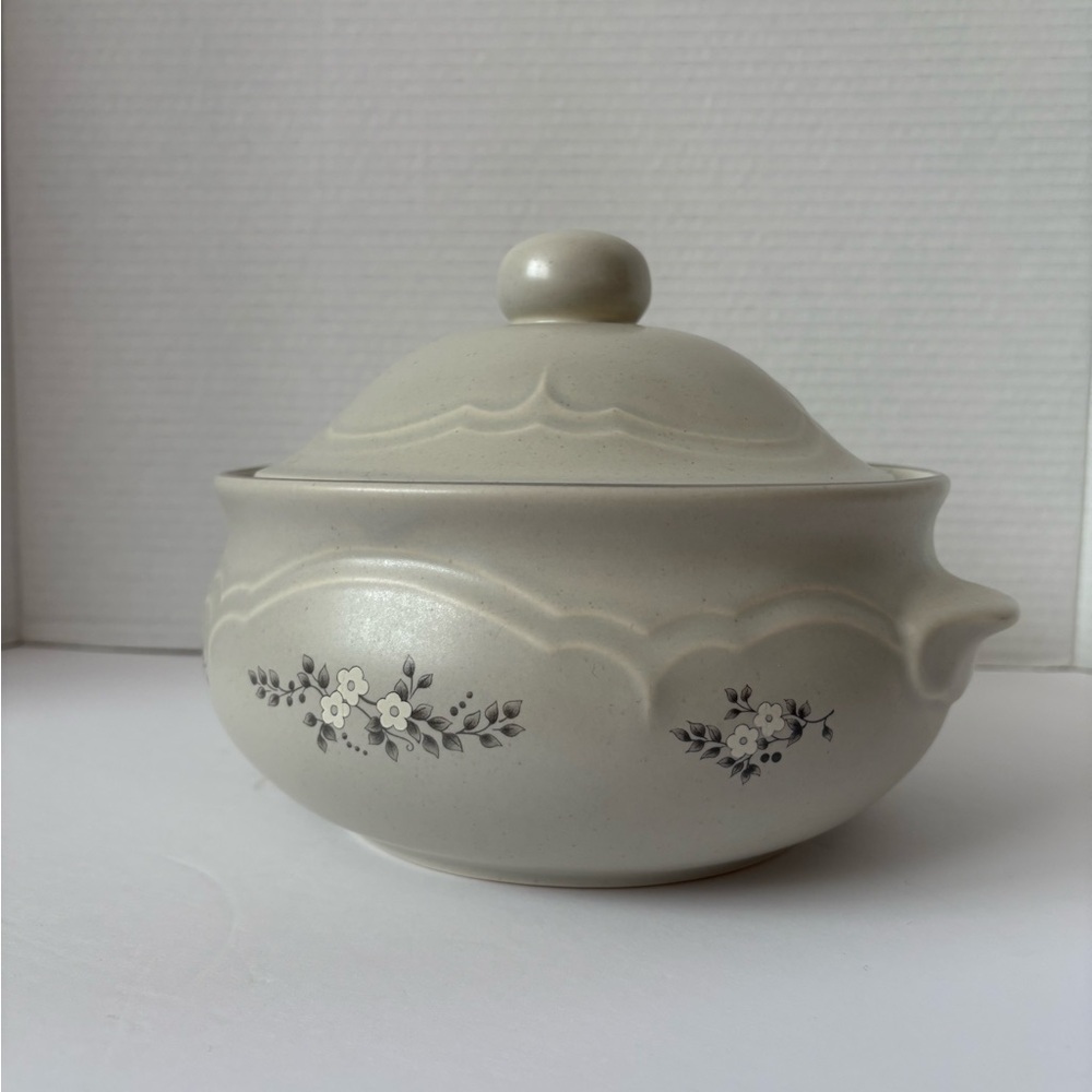 Two quart vintage Pfaltzgraff casserole dish